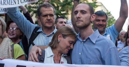 Carmen Bajo y Carlos Cano, el 30 de mayo durante una manifestación contra su condena en Granada.