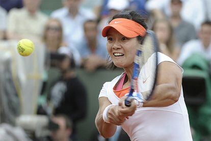 Na Li conecta un revés en la final del Roland Garros ante Schiavonne.