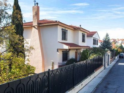 Casa en Pinos Genil (Granada) propiedad de algunos de los acusados de pederastia y donde supuestamente comet&iacute;an abusos a menores.