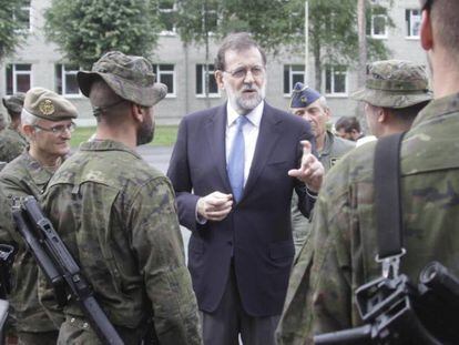 El presidente del Gobierno espa&ntilde;ol, Mariano Rajoy, conversa con varios militares espa&ntilde;oles en Letonia.