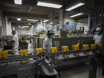 Trabajadores de Polar revisan las cajas de harina de maíz en la planta de Turmero.