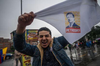 Un seguidor de Petro muestra a la cámara una pañoleta impresa con la imagen del candidato triunfador y el apodo 'Petrovsky', en las calles de Bogotá.