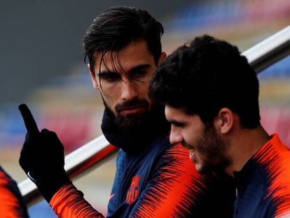 Andr&eacute; Gomes junto a Ale&ntilde;&agrave; en la ciudad deportiva. 
