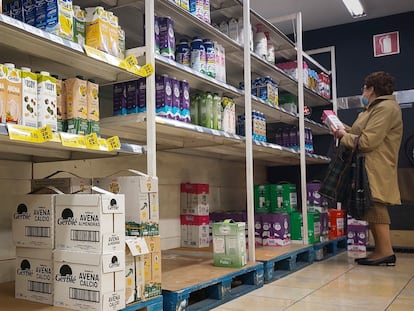 Una mujer compra leche este martes en un supermercado de San Sebastián, donde la huelga de transportistas causó el desabastecimiento de algunos productos y elevó los precios.
