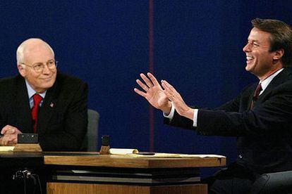 El republicano Dick Cheney (izquierda) y el demócrata John Edwards, en un momento del debate celebrado en Cleveland (Ohio).