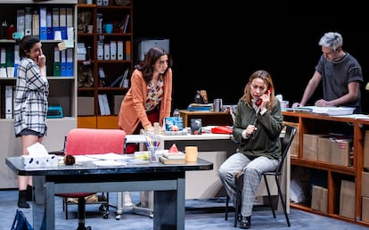 De izquierda a derecha, Nuria Herrero, Carmen Ruiz, Natalia Verbeke y Gerardo Otero, en 'Tercer cuerpo'.