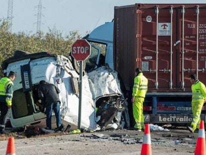 Efectivos de emergencia trabajando en la zona del accidente.