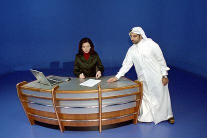 Jelnar Moussa, una de las presentadoras de Al Jazira, se prepara para un programa de la cadena qatarí.