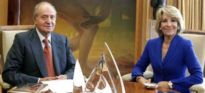 El rey Juan Carlos durante la reunión que mantuvo en su despacho del Palacio de la Zarzuela con la presidenta madrileña, Esperanza Aguirre.