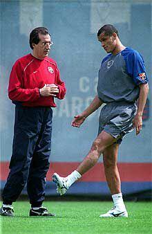 Rivaldo, con Seirulo, preparador físico, durante un entrenamiento.