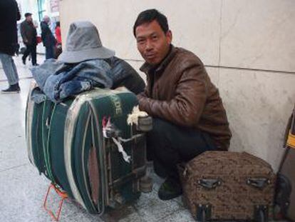Han Husan, trabajador itinerante de 38 años, viajará durante siete u ocho horas en tren para reunirse con su familia.