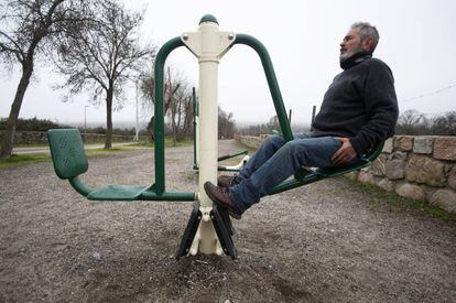 Un hombre hace press de piernas en un parque de la sierra de Madrid