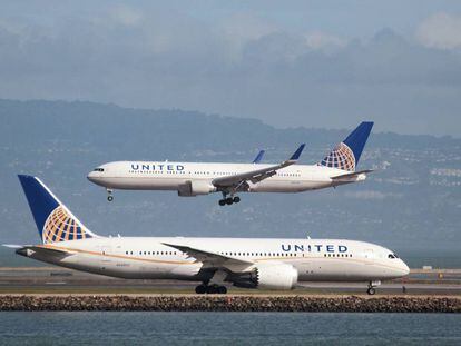 La compañía United Airlines se ha visto envuelta en una polémica por sus políticas de vestimenta.