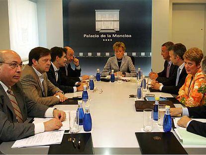 La vicepresidenta primera del Gobierno preside en La Moncloa la reunión para tomar medidas frente a la inmigración irregular.