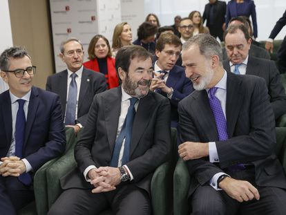El rey Felipe VI (a la derecha) conversa con el presidente del Consejo del Poder Judicial, Vicente Guilarte (en el centro), en presencia del ministro de Presidencia, Justicia y Relaciones con las Cortes, Félix Bolaños, este jueves, en Madrid.