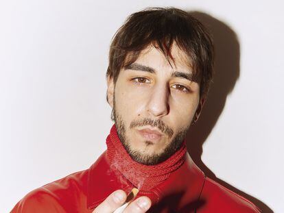 El actor Ben Attal posa para ICON vestido de Louis Vuitton.