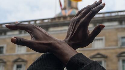 Un hombre cruza los brazos durante una concentración en Plaza de Sant Jaume de Barcelona contra el racismo 'Las vidas negras importan' organizada por la Comunidad Negra Africana y Afrodescendiente de España (CNAAE) el 7 de junio de 2020.
Matias Chiofalo
07/06/2020