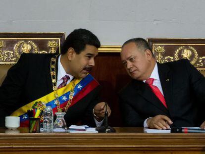 Maduro conversa con Diosdado Cabello en la Asamblea Nacional.