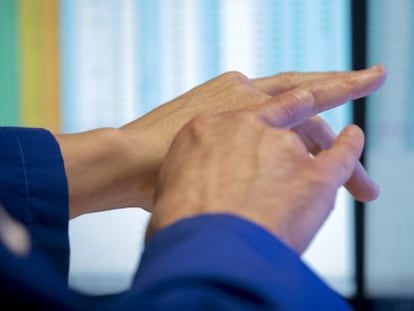 Traders de cuidada manicura en el NYSE. 