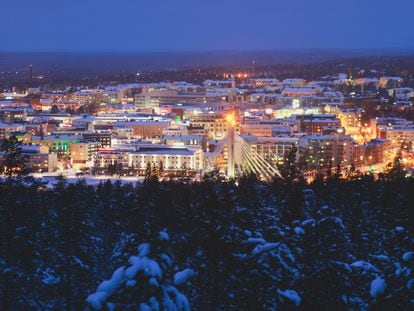 Vista nocturna de la ciudad de Rovaniemi en invierno.