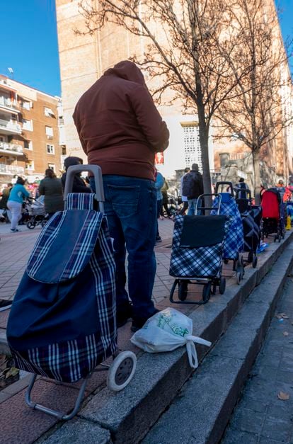 Varias personas hacen cola en la plaza de San Amaro, en Madrid, para recibir comida de la Fundación Madrina, el pasado 7 de enero.