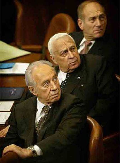 Ariel Sharon, entre Simon Peres (izquierda) y Ehud Olmert,  en 2005.