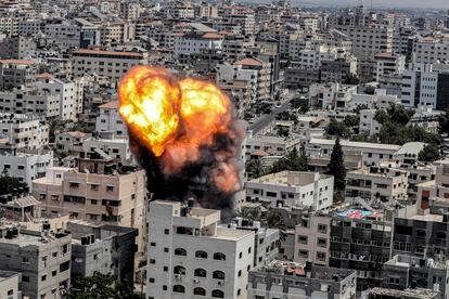 Una bola de fuego estalla tras un ataque aéreo israelí contra un edificio en Gaza.