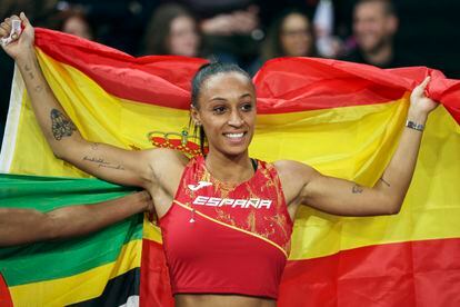 Ana Peleteiro-Compaore sujeta la bandera de España este domingo tras conseguir el bronce en los Mundiales de Atletismo. 