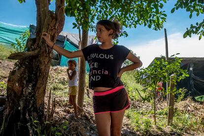 La migrante venezolana Eviainix Paz, de 14 años, embarazada de su primer hijo frente a la caseta donde vive en Tibú, Colombia.