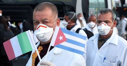 Médicos cubanos llegan al aeropuerto de Milán para ayudar en las tareas sanitarias