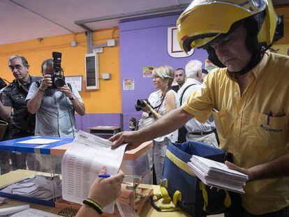 Entrega del voto por correo en L&#039;Hospitalet de Llobregat 