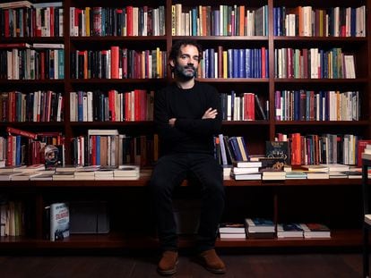 Luis López Carrasco, escritor y director de cine, en la librería La Central de Madrid.