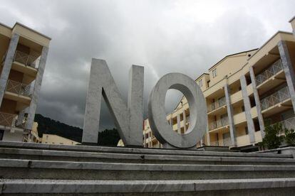 'NO', escultura del artista español Santiago Sierra expuesta en 2010 en la bienal de Carrara, Italia.