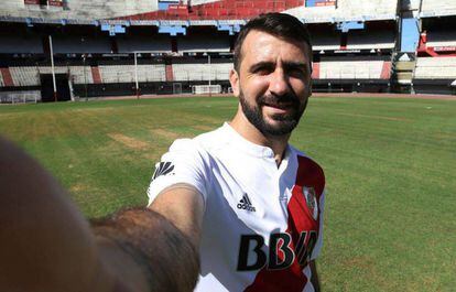 Lucas Pratto se toma una selfie en el césped del Monumental tras firmar un contrato por cuatro años.