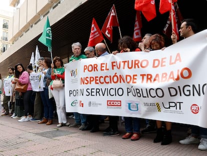 Inspectores laborales y de la Seguridad Social, convocados por sindicatos de la Inspección de Trabajo y Seguridad Social (ITSS), se concentran este jueves en Madrid como parte de su esquema de paros parciales antes de la huelga indefinida de junio. EFE/ J.J. Guillén