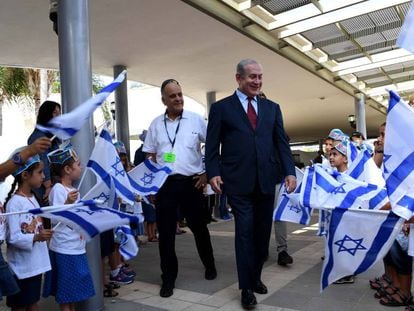 Netanyahu, en una escuela primaria, este domingo.