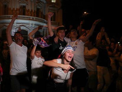 Aficionados del Real Madrid celebraban la noche del sábado la decimocuarta Copa de Europa obtenida por su equipo, en la madrileña plaza de Cibeles.