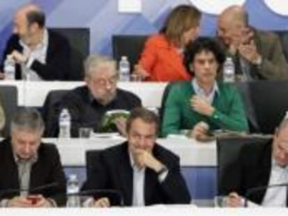 En primera fila, el secretario general del PSOE, José Luis Rodríguez Zapatero (centro), junto al vicesecretario general, José Blanco (izda.), y el presidente, Manuel Chaves (dcha.), ha presidido este domingo la reunión de la Ejecutiva Federal del partido. Al fondo, los dos candidatos a sucederle, Carme Chacón y Alfredo Pérez Rubalcaba.