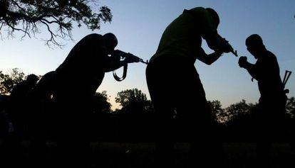 Fuerzas de seguridad ucranias entrenan a voluntarios en Mariupol, en el sureste del país.