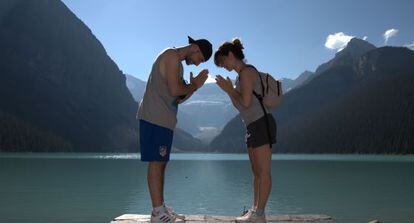 Lino Cebey con su pareja en Canadá.