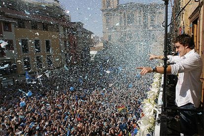 Alonso, en el balcón del Ayuntamiento, ante miles de seguidores.