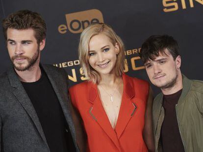 Los actores Jennifer Lawrence, Josh Hutcherson (derecha) y Liam Hemsworth, en la presentación de 'Los juegos del hambre: Sinsajo Parte 2', en Madrid.