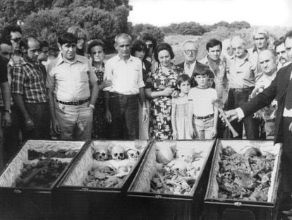 Familiares de 29 fusilados de Cervera del Río Alhama (La Rioja) en 1978. <a href:"/politica/2012/03/23/album/1332505236_967319.html#1332505236_967319_1332507488"target=blank><b>Vea la fotogalería</b></a>