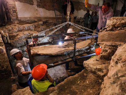 Los operarios extraen el sarcófago hallado en Granada.
