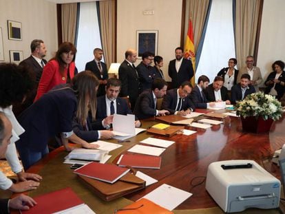 Oriol Junqueras, de ERC, y Jordi Sànchez y Josep Rull, de JxCat, tramitan sus actas parlamentarias este lunes en el Congreso de los Diputados.