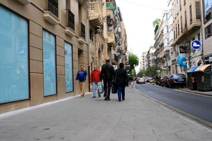 Calle F&eacute;lix Pizcueta, en Valencia, pavimentada con baldosas que reducen hasta el 72% de la contaminaci&oacute;n atmosf&eacute;rica.
 