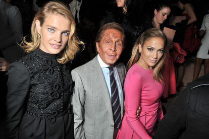 El diseñador Valentino, ya retirado, posa con Natalia Vodianova y Jennifer López en el desfile parisino de su firma.