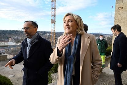 La líder del Reagrupamiento Nacional, Marine Le Pen, junto al alcalde de Béziers, Robert Ménard, en la localidad del sur de Francia, el 7 de enero de 2022.