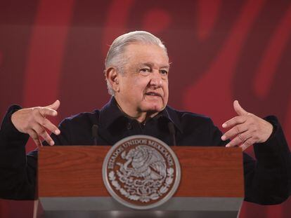 Andrés Manuel López Obrador habla este miércoles, durante una rueda de prensa en Palacio Nacional.