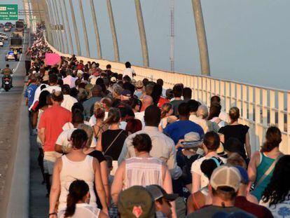 Miles de personas en un homenaje en un puente de Charleston.